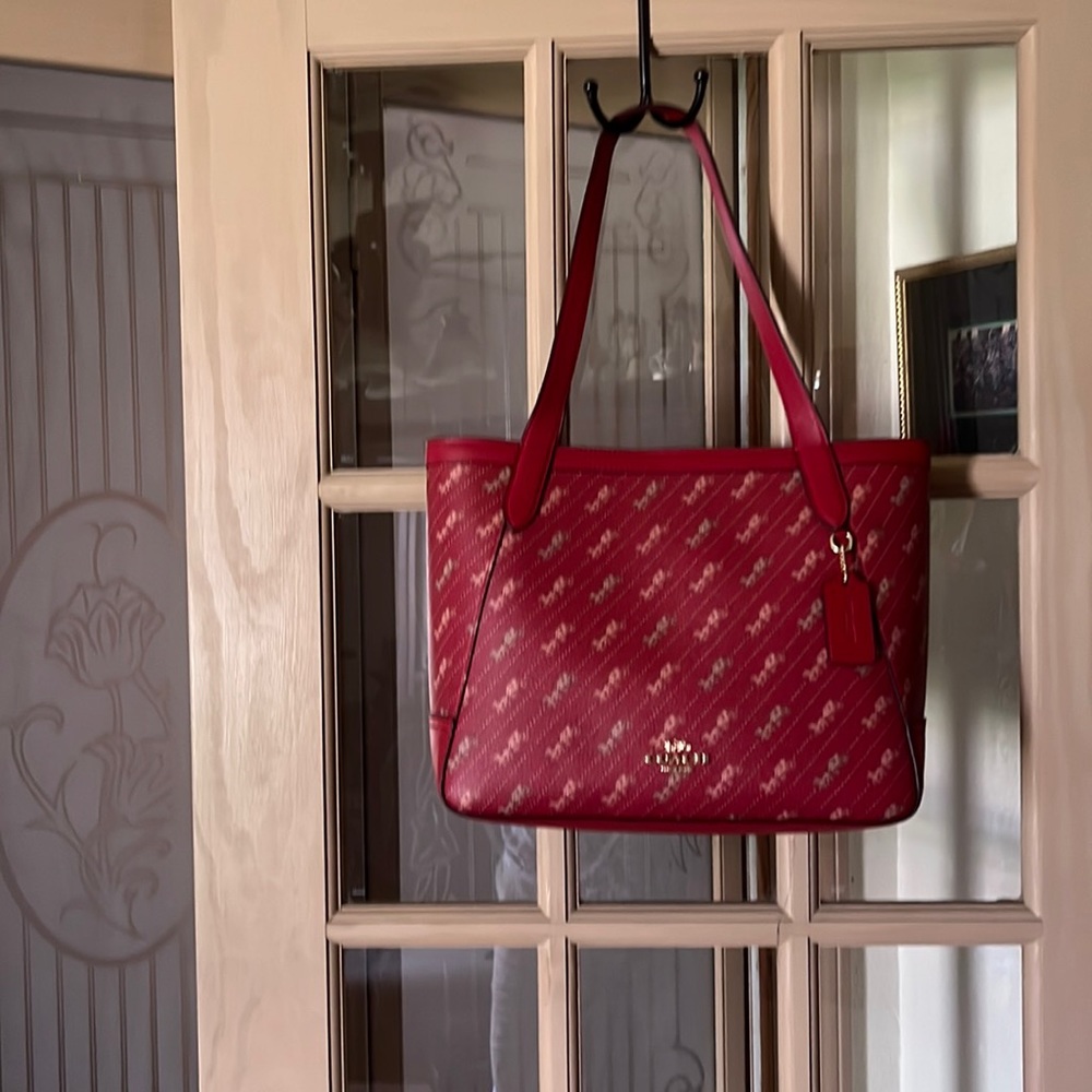 Coach horse and carriage tote bag